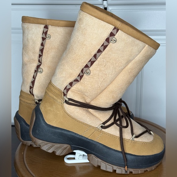 Women's Ulu Crow Shearling Boots - Picture 5 of 12